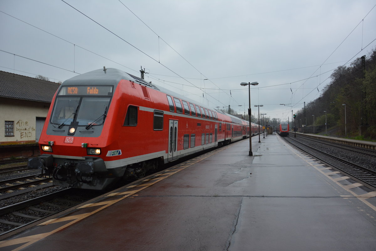 Am 17.04.2016 schiebt die BR 114 (114 020) den RE 50  RE 4506  nach Fulda. Aufgenommen im Bahnhof Schlüchtern.
