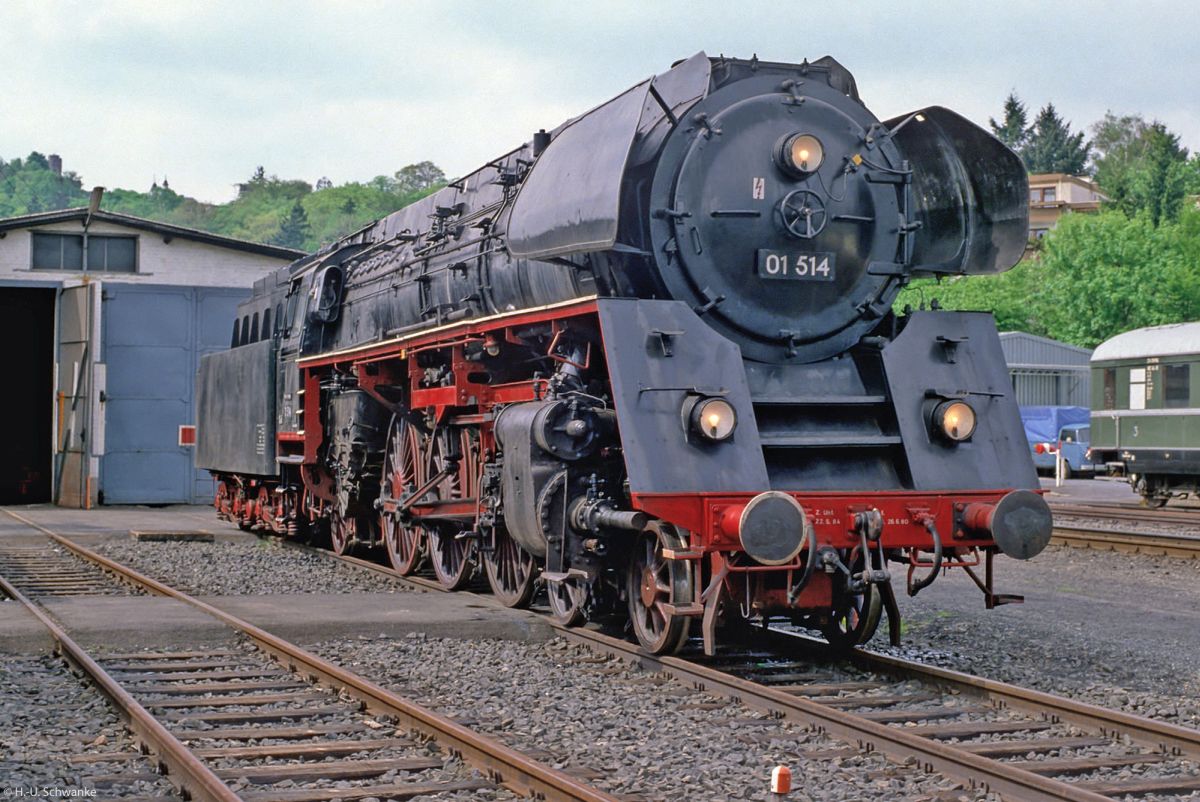 Am 17.05.1986 stand Lok 01 514 in Ffm-Königsstein vor dem Lokschuppen und wartete auf den nächsten Einsatz.