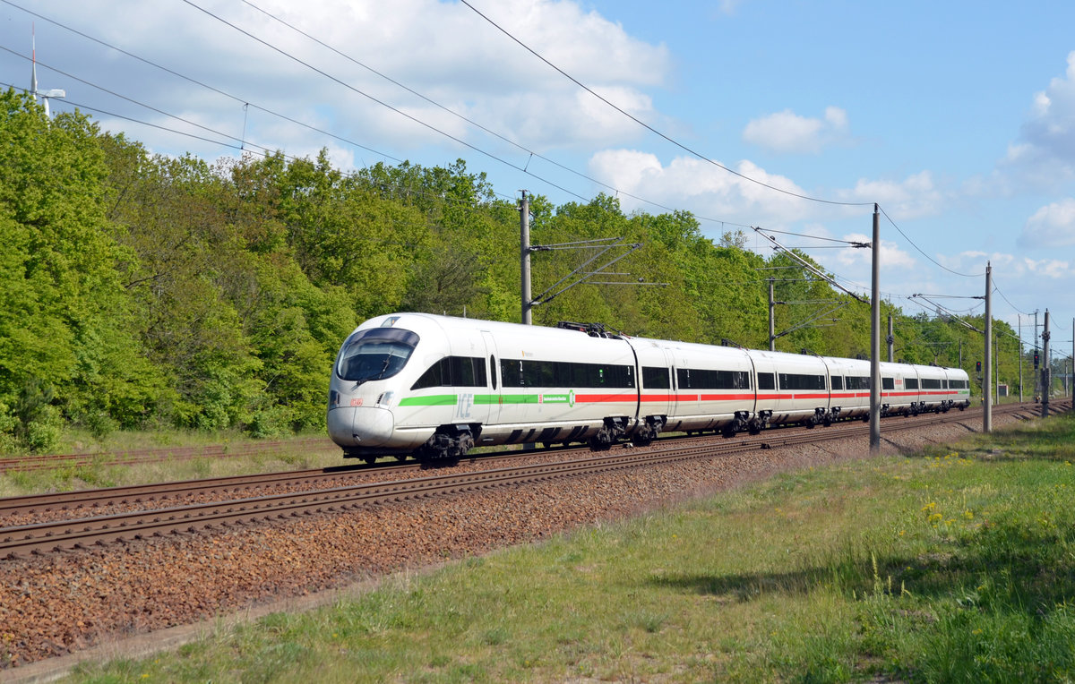 Am 17.05.20 war ein Klimaschützer der Reihe 411 als ICE 93 unterwegs von Berlin nach Wien. Hier eilt er durch Burgkemnitz Richtung Halle(S).