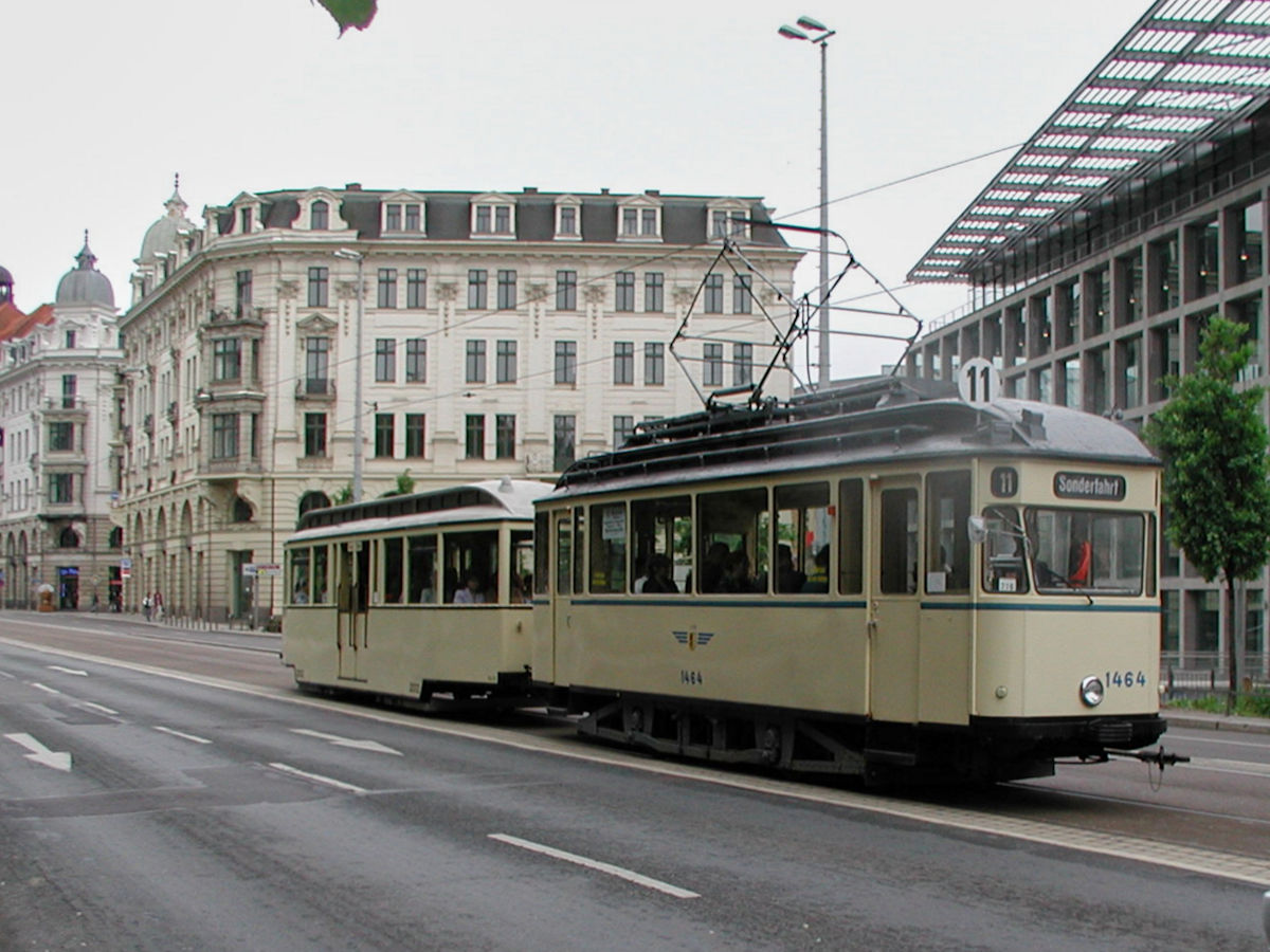 Am 17.05.2003 war Triebwagen 1464 der Leipziger Verkehrsbetriebe mit Niederflur-Beiwagen 2012 auf einer Sonderfahrt. Hier befand sich der Zug auf dem Dittrichring kurz vor der Haltestelle Thomaskirche.