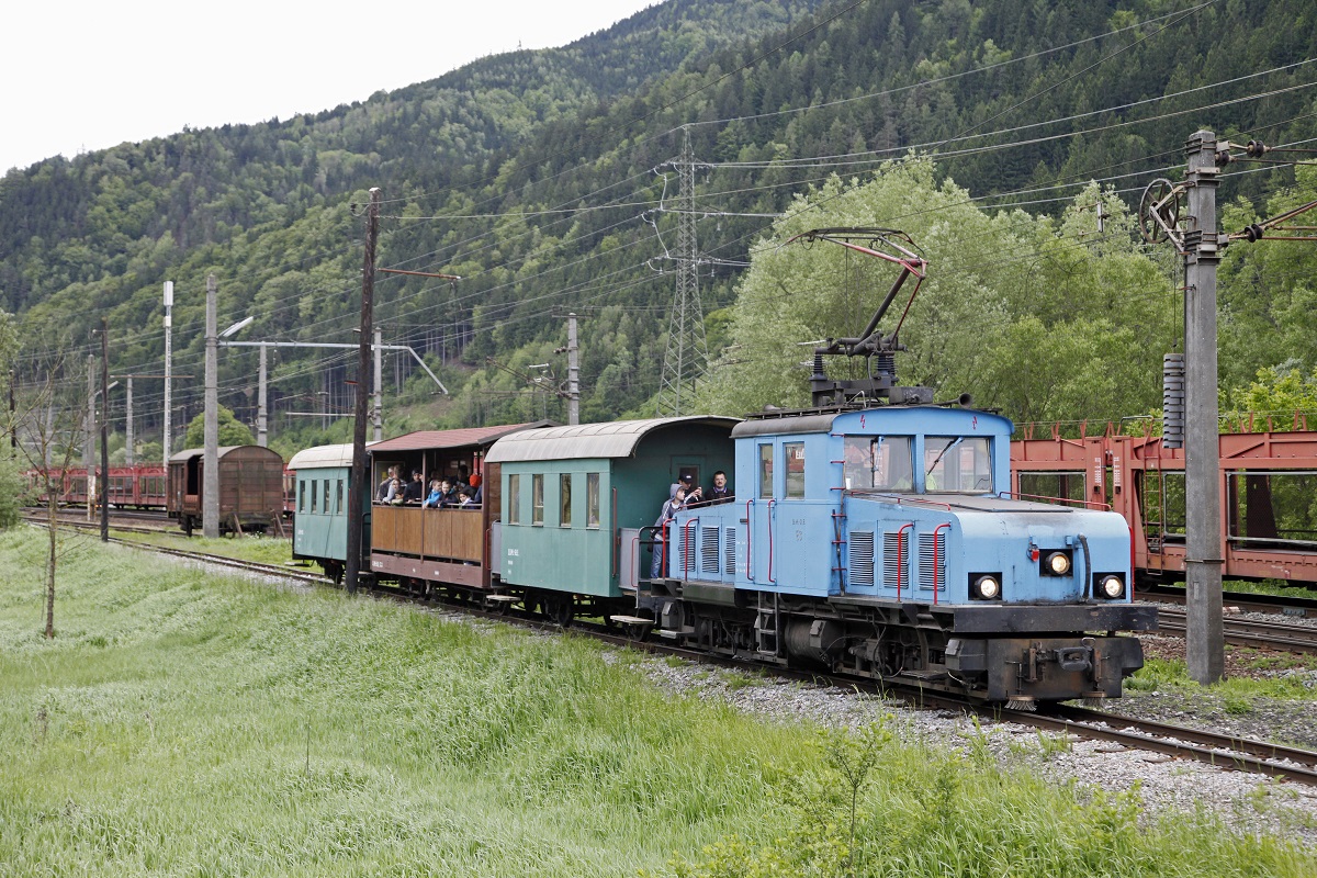 Am 17.05.2014 fand die Saisoneröffnung auf der Breitenauerbahn statt. Die E3 pendelte an diesem Tag fünfmal durchs Breitenauertal. Auf diesem Bild ist der Zug zwischen Mixnitz und Mautstatt zu sehen. Hier verlaufen die Breitenauerbahn und die ÖBB-Südbahnstrecke (Wien - Graz) ca. einen Kilometer nebeneinander.