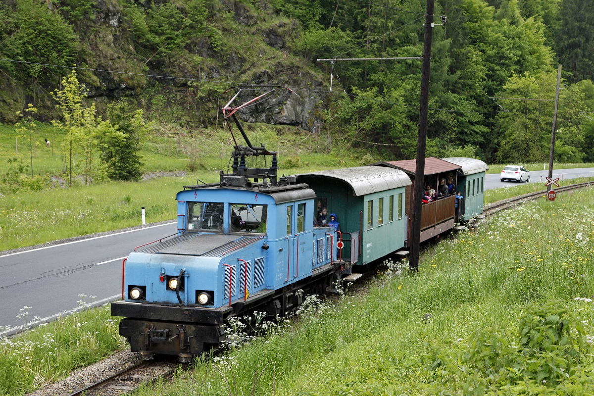 Am 17.05.2014 fand die Saisoneröffnung der Breitenauerbahn statt. Die E3 pendelte an diesem Tag fünfmal durchs Breitenauertal. Hier ist der Zug bei Schafferwerke zu sehen.