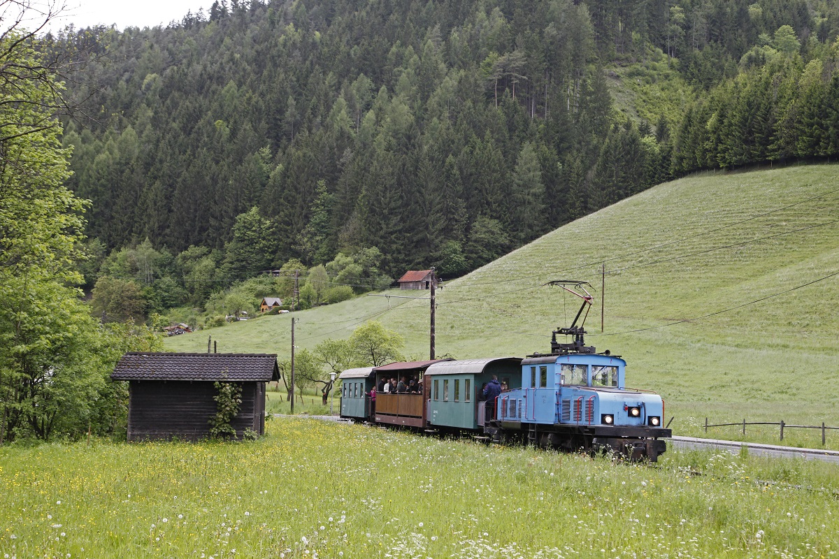 Am 17.05.2014 fand die Saisoneröffnung der Breitenauerbahn statt. Die E3 pendelte an diesem Tag fünfmal durchs Breitenauertal. Auf diesem Bild ist der Zug im Ortsgebiet von St.Jakob unterwegs.