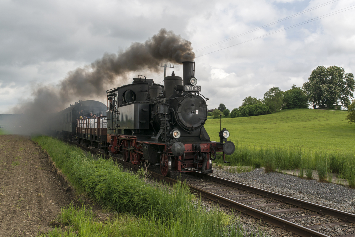 Am 17.05.2015 bespannen 70 083 und 362 887-2 (Zugende) einen Nostalgiezug, der zwischen Grafing und Wasserburg im Planeinsatz pendelt. Bei Tulling ist der Zug mittags auf dem Weg nach Grafing.

70 083
Hersteller: Krauss
Fabriknummer: 6733
Abnahmedatum: 31.05.1913
Erst-Bw: Passau
weitere Beheimatungen: Plattling, Schwandorf, Eger (Cheb), Landshut, Regensburg, Straubing, Ansbach
Betreibernr. z.Z.d. Aufnahme: 70 083
ursprüngl. Fahrzeugnr.: Pt 2/3 6083
Eigentümer z.Z.d. Aufnahme: DB Museum, Nürnberg
Fahrzeugnutzer z.Z.d. Aufnahme: Bayerischer Lokalbahnverein (BLV)
z-Stellung (DB): 15.05.1963
Ausmusterung (DB): 17.07.1963
Bauart: 1'Bh2t
Vmax (km/h): 65
Leistung (PS): 460
Dienstmasse (t): 40
Radsatzfahrmasse max. (t): 14
LüP (mm): 9.165

Bildrechte: IKM; Tim Hale