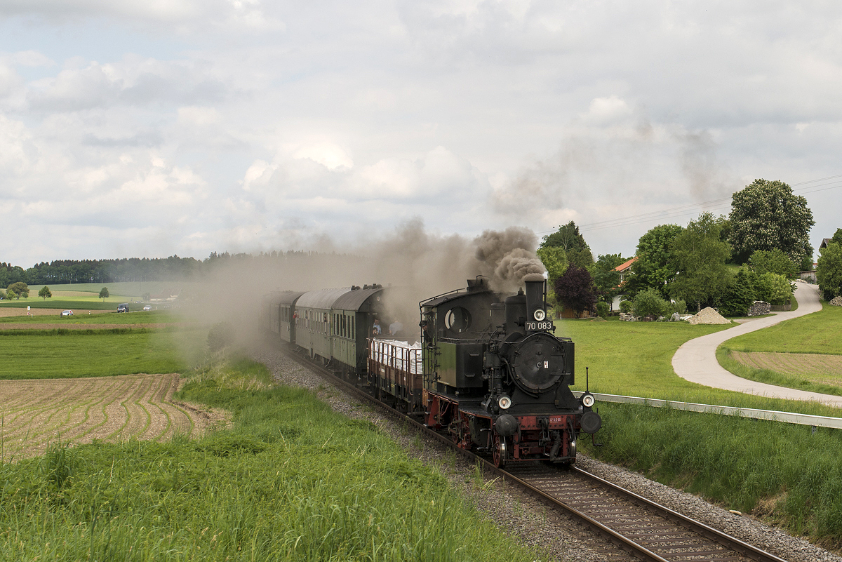 Am 17.05.2015 bespannen 70 083 und 362 887-2 (Zugende) einen Nostalgiezug, der zwischen Grafing und Wasserburg im Planeinsatz pendelt. Bei Tulling ist der Zug nachmittags auf dem Weg nach Grafing.

70 083
Hersteller: Krauss
Fabriknummer: 6733
Abnahmedatum: 31.05.1913
Erst-Bw: Passau
weitere Beheimatungen: Plattling, Schwandorf, Eger (Cheb), Landshut, Regensburg, Straubing, Ansbach
Betreibernr. z.Z.d. Aufnahme: 70 083
ursprüngl. Fahrzeugnr.: Pt 2/3 6083
Eigentümer z.Z.d. Aufnahme: DB Museum, Nürnberg
Fahrzeugnutzer z.Z.d. Aufnahme: Bayerischer Lokalbahnverein (BLV)
z-Stellung (DB): 15.05.1963
Ausmusterung (DB): 17.07.1963
Bauart: 1'Bh2t
Vmax (km/h): 65
Leistung (PS): 460
Dienstmasse (t): 40
Radsatzfahrmasse max. (t): 14
LüP (mm): 9.165