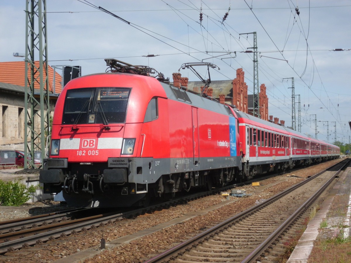 

Am 17.05.2015 kam 182 005 mit ihrem IRE aus Berlin nach Stendal und fuhr weiter in Richtung Salzwedel.