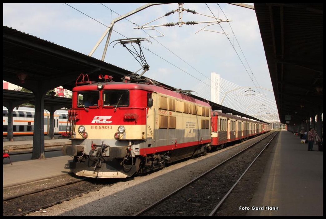 Am 17.05.2015 kam vormittags dieser Regiotrans Zug aus Brasov in Bukarest im Gara de Nord an. Lok und Wagenmaterial stammen augenscheinlich aus dem Altbestand der SNCF!