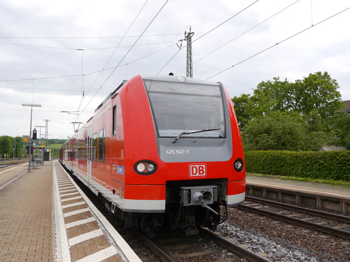 Am 17.05.2016 steht 425 047 in Rottendorf und wartet auf die Ausfahrt