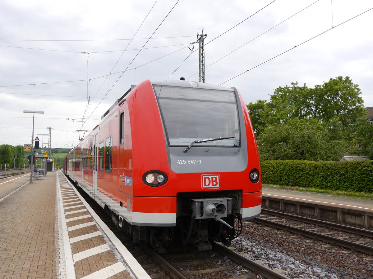 Am 17.05.2016 steht 425 047 in Rottendorf und wartet auf die Ausfahrt als RB 58269 nach Schweinfurt Hbf.