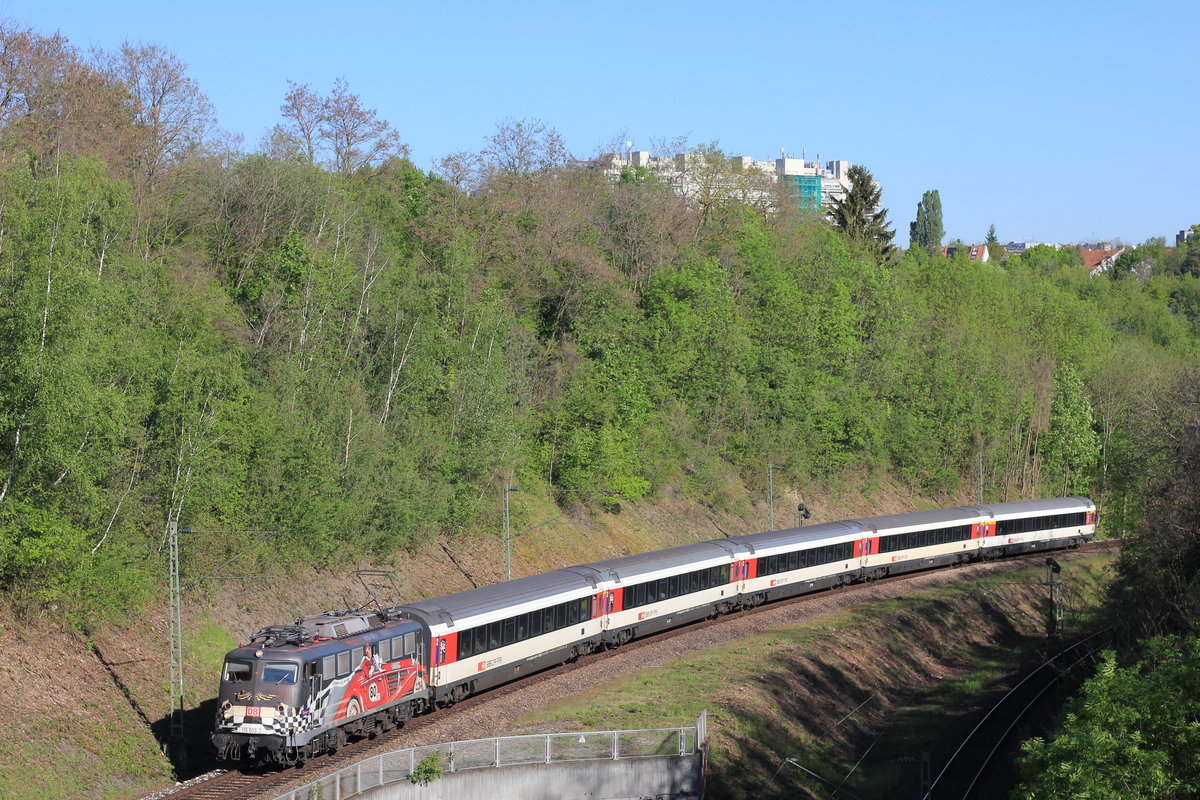 Am 17.05.2017 wurde 115 509 mit IC Stuttgart-Zürich unterhalb der Weißen Brücke bei Stuttgart-Österfeld beobachtet.
