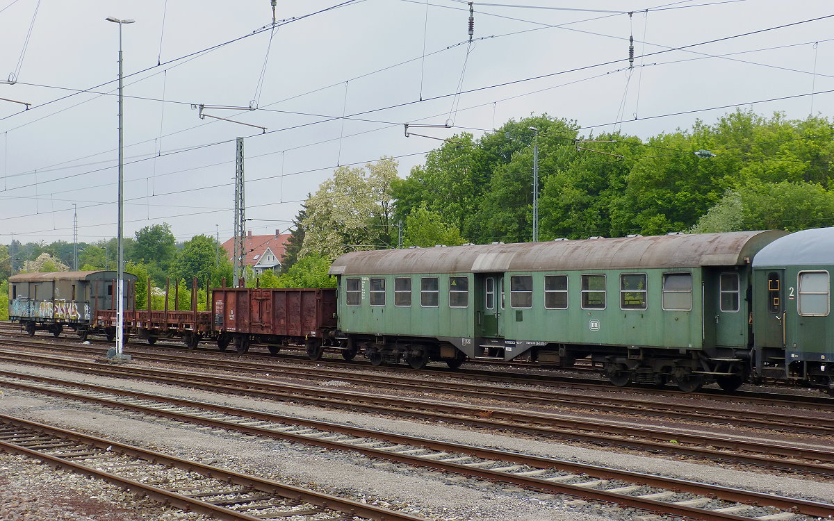 Am 17.05.2018 stand dieses bunte Wagensammlung im Bahnhof Crailsheim abgestellt, nach rechts hin standen noch mehr Personenwagen (Silberlinge u.a.) die leider völlig von Grafitti verunstaltet waren. Der Wagen rechts hat die Nr. D-GfE 50 80 29-11 879-3