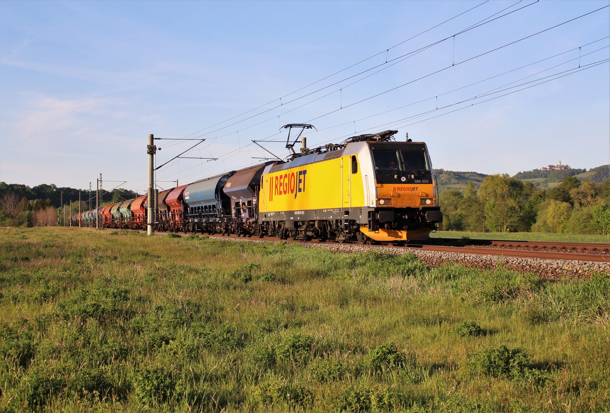 Am 17.05.2020 fuhr die 386 203 REGIOJET nochmal mit einem Lovo-Chemiezug von Tschechien nach Nördlingen.
Ich habe den Zug auf der Saalebahn bei Großeutersdorf erwartet. Oberhalb sieht mach schön die Leuchtenburg.