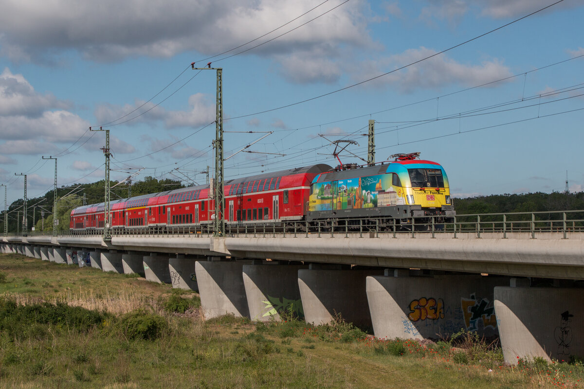 Am 17.05.2020 war ich auf Fototour in der Heimat unterwegs und konnte dabei 182 005  Theodor Fontane  mit dem RE1 von Magdeburg nach Frankfurt (Oder) über Berlin auf der Ehlebrücke kurz vor Biederitz aufnehmen.