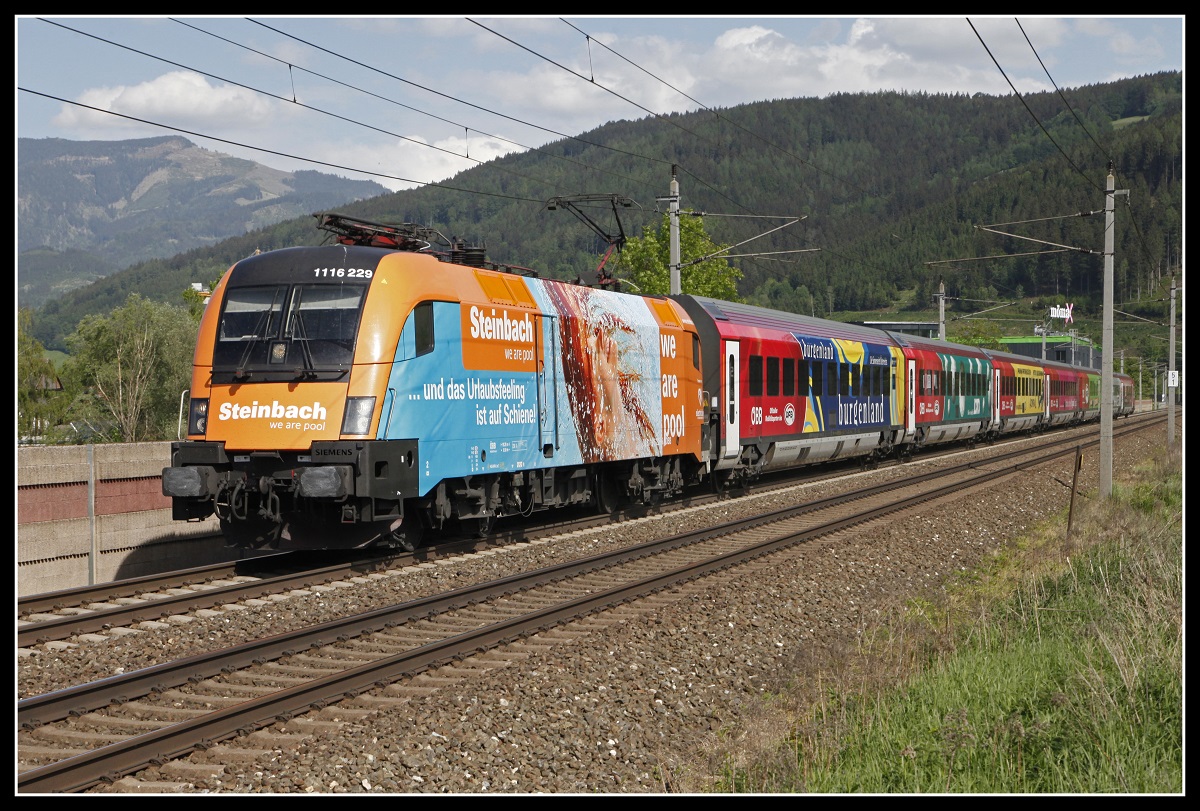 Am 17.05.2020 war die neueste Werbelok der ÖBB, 1116.229 mit der ÖFB - Garnitur als RJ 539 von Wien nach Lienz unterwegs. Fotografiert wurde sie von mir in Oberaich.