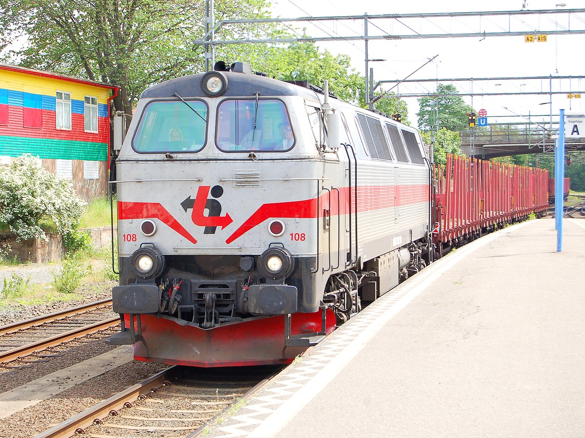 Am 17.06.2006 kommt gerade die Diesellok TMZ 108 von Tägab mit einem Leerzug am Bahnhof Nässjö an.