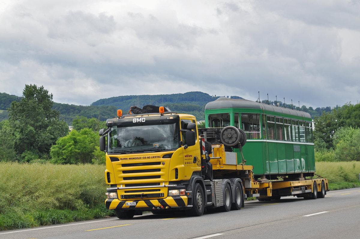 Am 17.06.2016 geht der B 1498 auf die letzte Reise zur Firma Thommen. Hier fährt der Lastwagen auf der Rheinstrasse Richtung Augst.