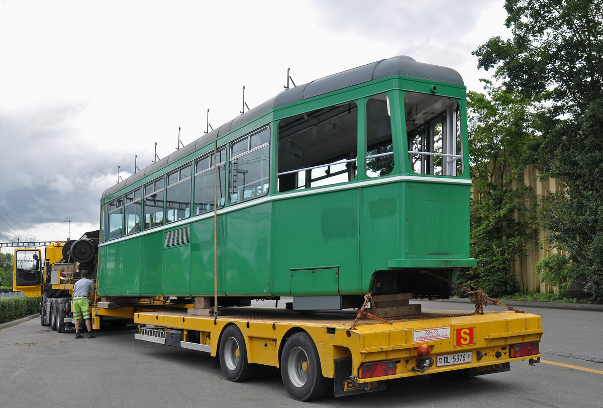 Am 17.06.2016 geht der B 1498 auf die letzte Reise zur Firma Thommen. Nach der Waage fährt der Lastwagen zum Tor 3, wo erste Vorbereitungen zum Abladen gemacht werden.