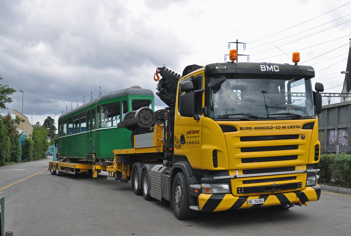 Am 17.06.2016 geht der B 1498 auf die letzte Reise zur Firma Thommen. Nach der Waage fährt der Lastwagen zum Tor 3, wo erste Vorbereitungen zum Abladen gemacht werden.