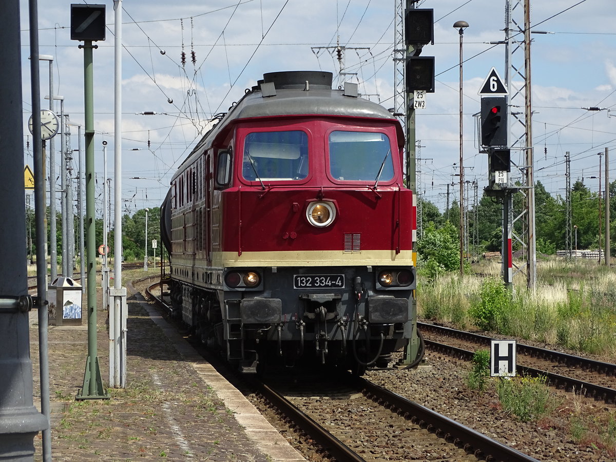 Am 17.06.2018 kam die 132 334 mit einem Kesselzug aus Richtung Magdeburg nach Stendal und fuhr weiter in Richtung Uelzen.