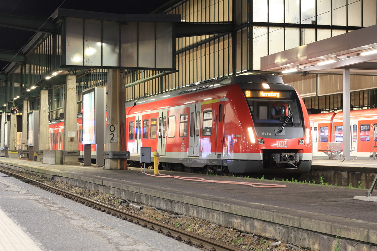 Am 17.06.2018 wurden alle S-Bahnen auf Grund einer Oberleitungsstörung über Stuttgart Hbf (oben) umgeleitet. Dabei war 430 543 als S1 nach Herrenberg unterwegs. 
