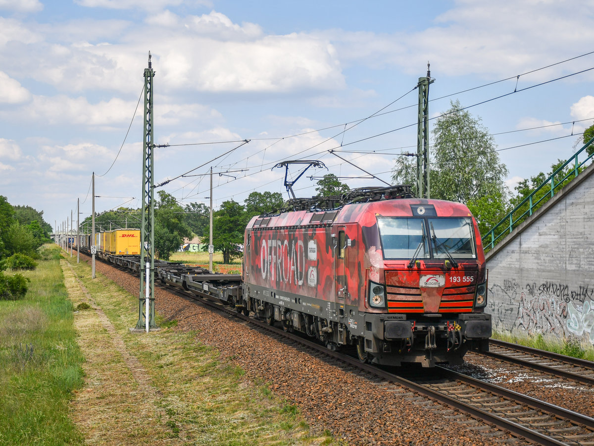 Am 17.06.2020 um: 13:53 Uhr fuhr der TXLogistik-Zug mit TXL/ATLU 193 555  Offroad  von Rostock Seehafen nach Verona Quadrante Europa. Zusehen ist der Zug bei der Durchfahrt durch Ludwigsfelde.