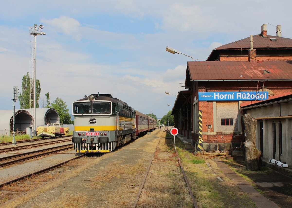 Am 17.06.23 gab es eine Fotofahrt mit 753 301-1 von Česká Lípa nach Raspenava. Die Lok bekam für diese Fahrt das CD Logo zurück. Hier zu sehen in Liberec-Horní Růžodol.