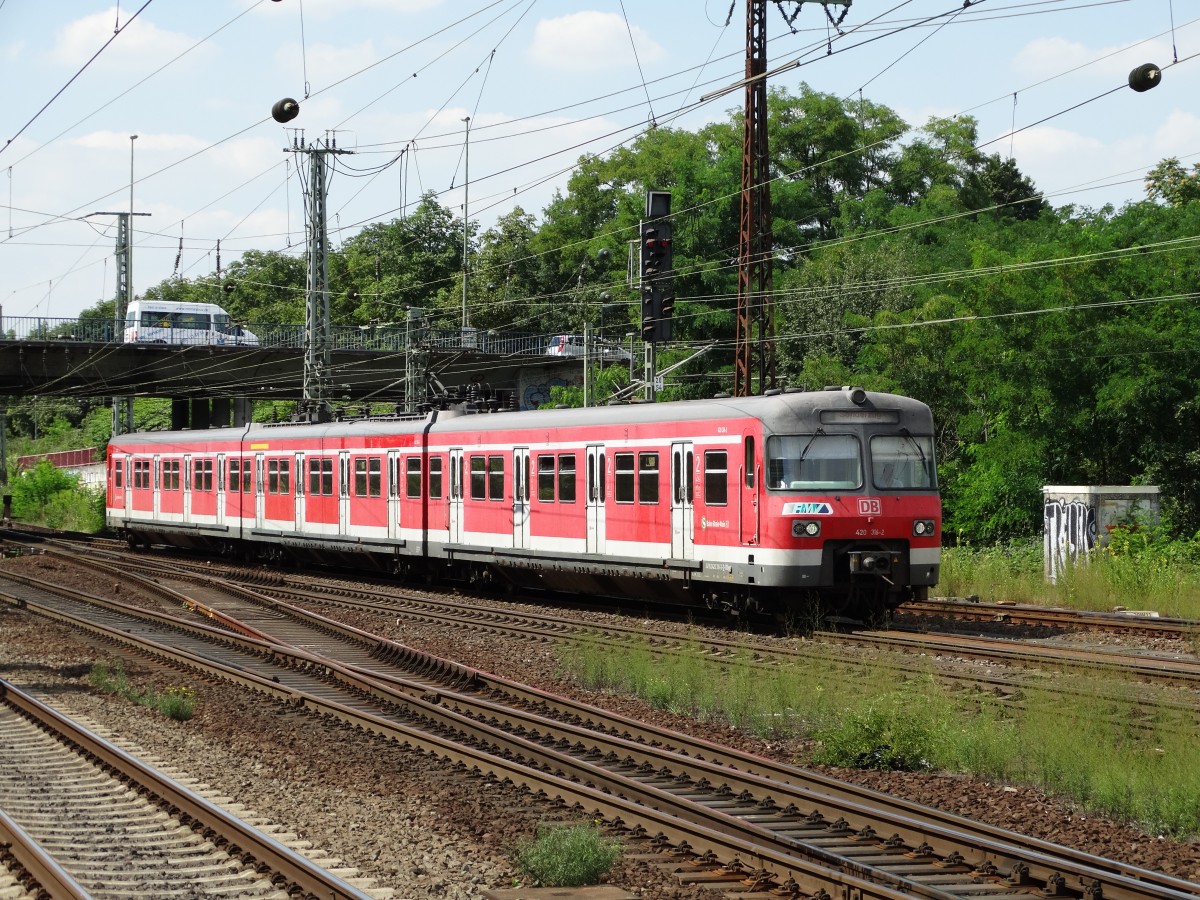 Am 17.07.14 konnte ich 420 316-2 der S-Bahn Rhein Main Fotografieren wie er als Übergabefahrt aus Richtung Maintal kommend in Hanau Hbf einfuhr 