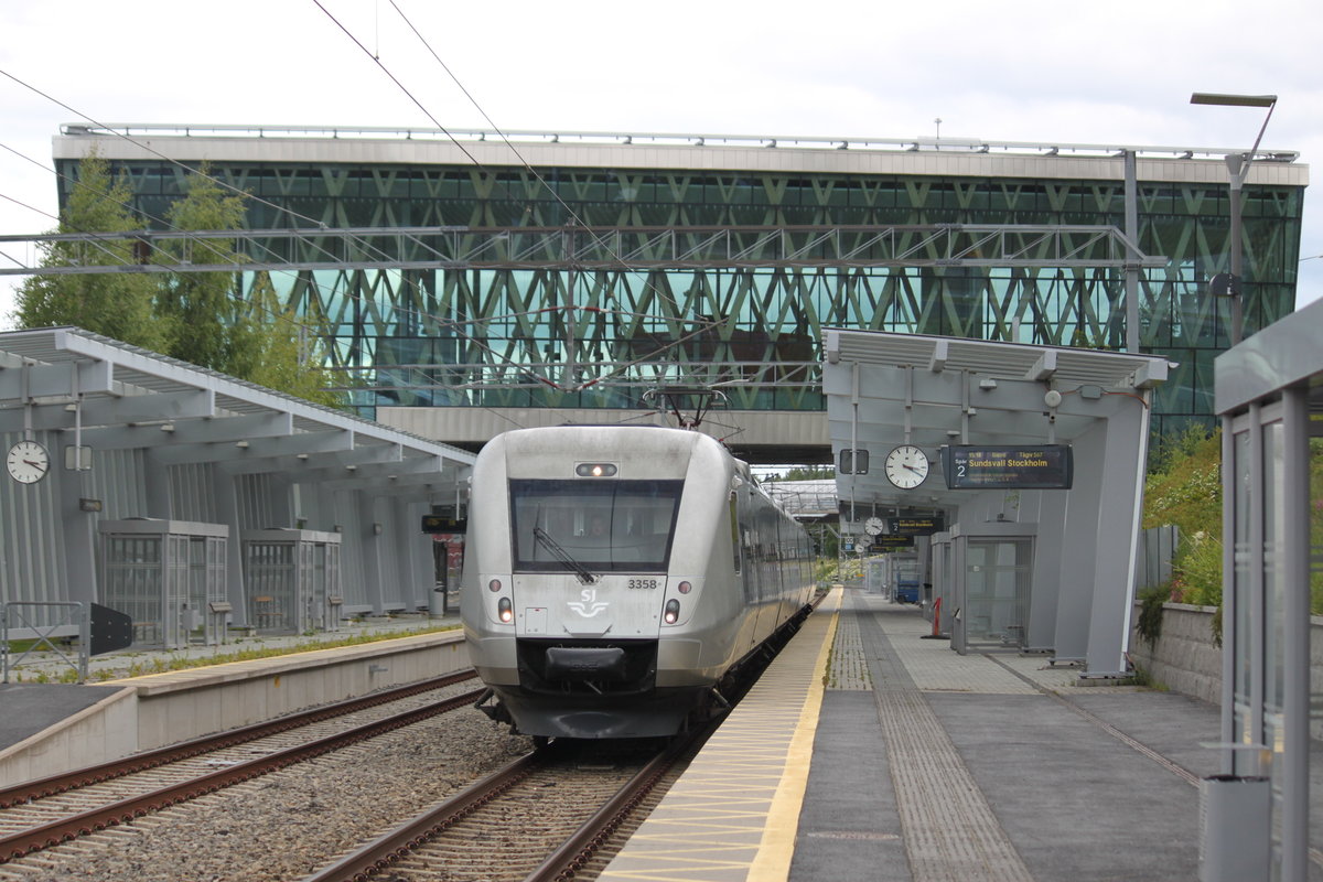 Am 17.07.2017 verlässt Snabbtåg 587 nach Stockholm den Bahnhof Umeå Östra in Richtung Süden.