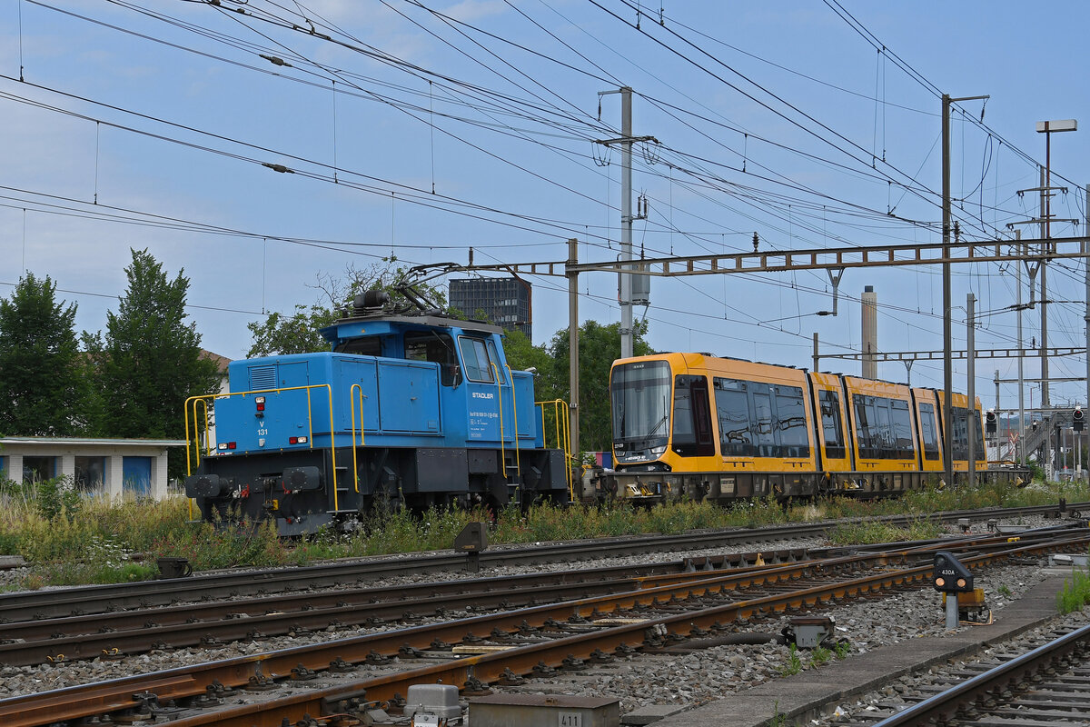 Am 17.07.2023 schleppt die Stadler Lok Eea 97 85 1935 131-2Den Tramzug Tina 22109 für die Verkehrsbetriebe Darmstadt durch den Bahnhof Pratteln Richtung badischer Bahnhof.