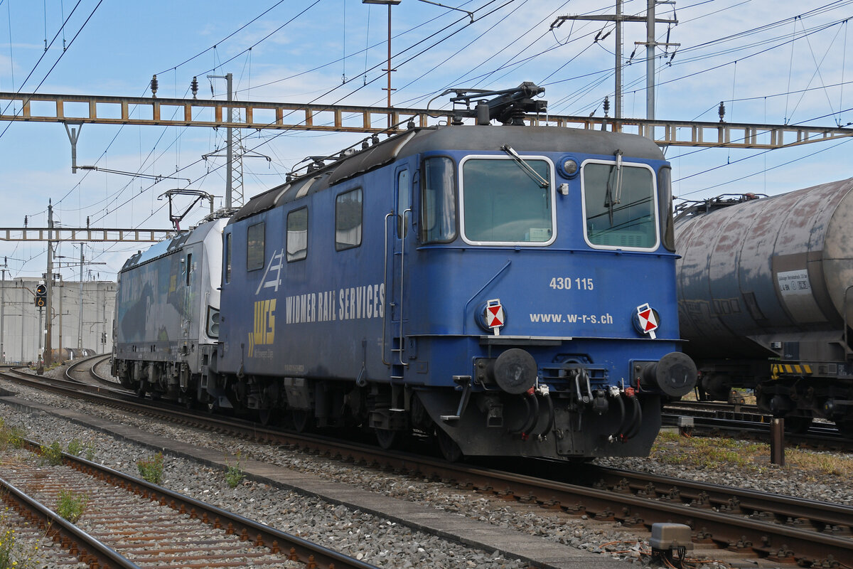 Am 17.07.2026 schleppt die Siemens Vectron 193 486-8 die Re 430 115-6 durch den Bahnhof Pratteln.