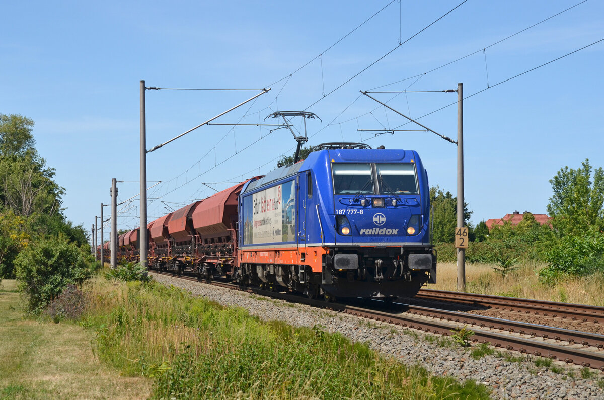 Am 17.07.22 führte 187 777 von raildox einen Schwenkdachwagenzug durch Greppin Richtung Bitterfeld.