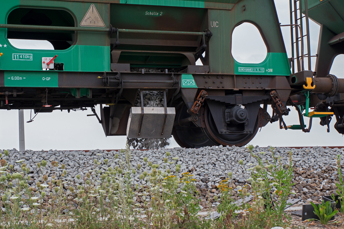 Am 17.08.15 wurde ein Zufahrtsgleis zum Horkaer Güterbahnhof geschottert. Der Vorgang konnte auch im Detail festgehalten werden.