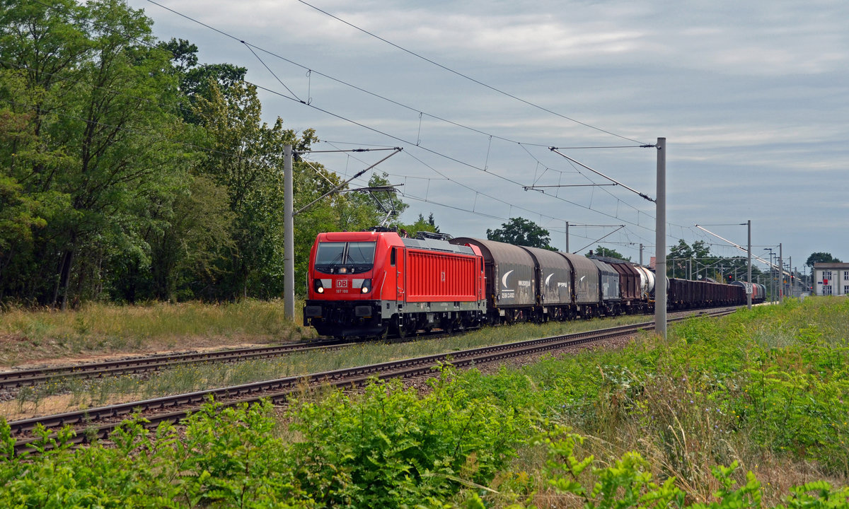 Am 17.08.19 führte 187 188 einen gemischten Güterzug durch Raguhn Richtung Dessau.