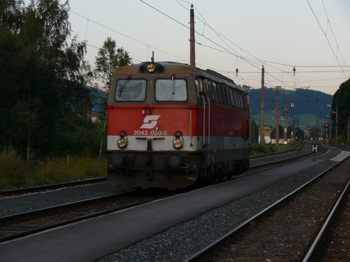 Am 17.08.2009 steht in Radstadt in Österreich die 2043 020-3 und wartet auf Weiterfahrt Richtung Bischofshofen