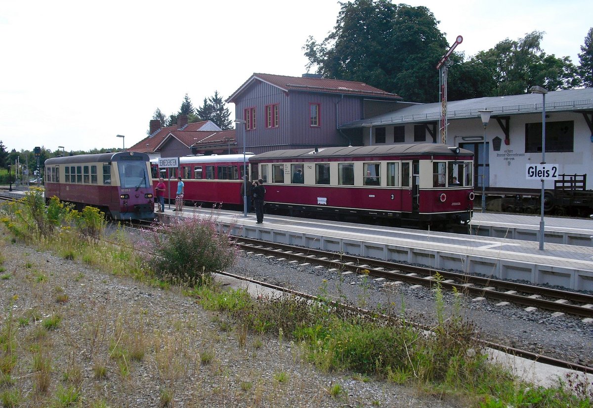 Am 17.08.2012 ging es auf Fotofahrt mit den beiden Gasttriebwagen T 102 der IHS und dem T 42 des DEV von Wernigerode nach Quedlinburg.Anlass war die Überführung der  beiden Tw zum Bahnhofsfest in Gernrode am nächsten Tag.
Der Fahrplan war so gestaltet, das die Gäste unterwegs mehrmals das Fahrzeug wechseln konnten, sodass viele,heute möchte ich schreiben, einmalige Motive möglich waren !
Dank der minutiösen Vorbereitungen seitens der HSB und dem  Durchhaltewillen  der beteiligten Personale der Triebwagen und der Lotsen der HSB waren an diesem und am übernächsten Tag die besten Voraussetzungen erfüllt. 
Anbei nur eine kleine Auswahl von Motiven, wie hier das Triebwagentreffen(Zugkreuzung) mit dem planmäßigen Halberstädter Triebwagen 187 019 in Benneckenstein. 