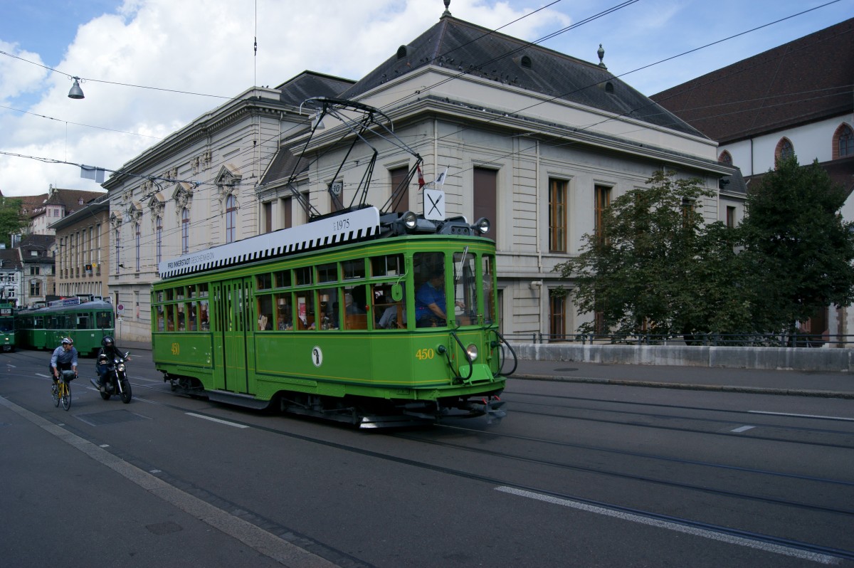 Am 17.08.2014 ist die inzwischen 100-Jährige Dante Schuggi (Ce 4/4 Nr. 450) am Steinenberg kurz vor der Haltestelle Bankverein unterwegs.