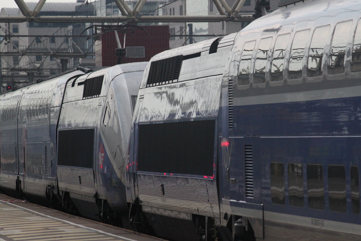 Am 17.08.2016 stehen zwei TGV Duplex Garnituren im Bahnhof Lyon Part-Dieu, wo sie ihre Fahrt von Marseille in Richtung Paris in Kürze fortsetzten.