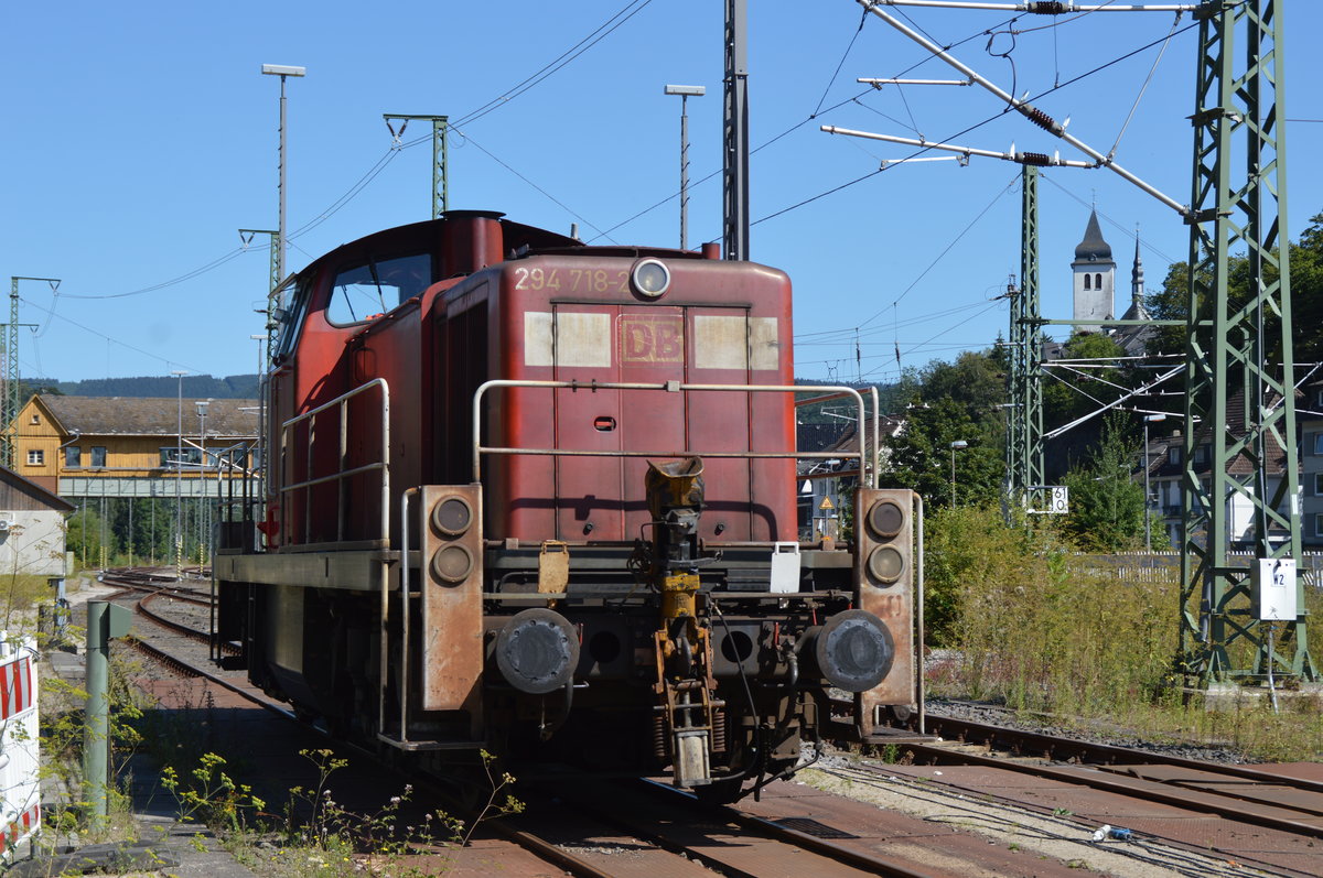 Am 17.08.2016 wartet 294 718-2 im Bahnhof Finnentrop auf den nächsten Einsatz.
