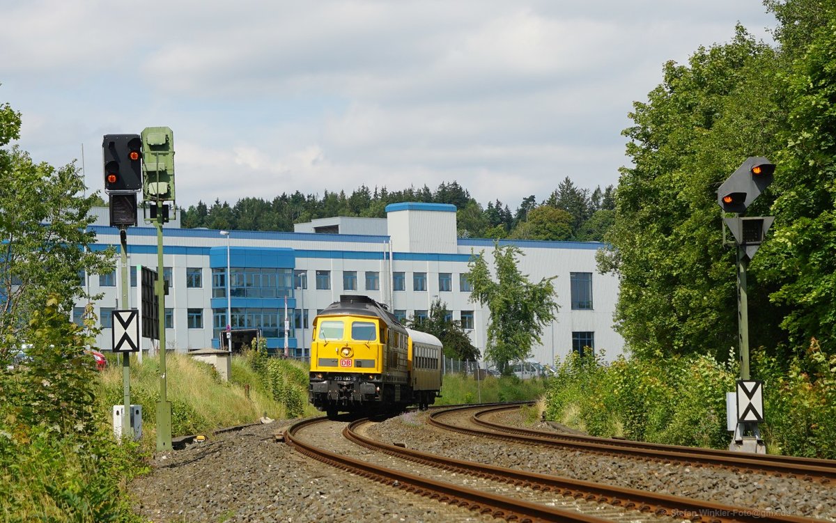 Am 17.08.2017 konnte die gelbe 233 493, die einen Wagen mit sich führte, in der Kurve in Hof Moschendorf fotografiert werden. Hier befand sich bis ca 1982 ein Haltepunkt mit zwei Bahnsteigen, früher gab es sogar Gütergleise. Zwischenzeitlich hätte man den HP gut brauchen können, den hier gibt es zwei Fabriken. Die andere liegt rechts. Aber leider ist da schon wieder diverses geschlossen und verlagert, damit ist die Reaktivierung des HP illusorisch.
Ach ja, Bilderdiebstahl wird verfolgt. Man kann einfach mailen....