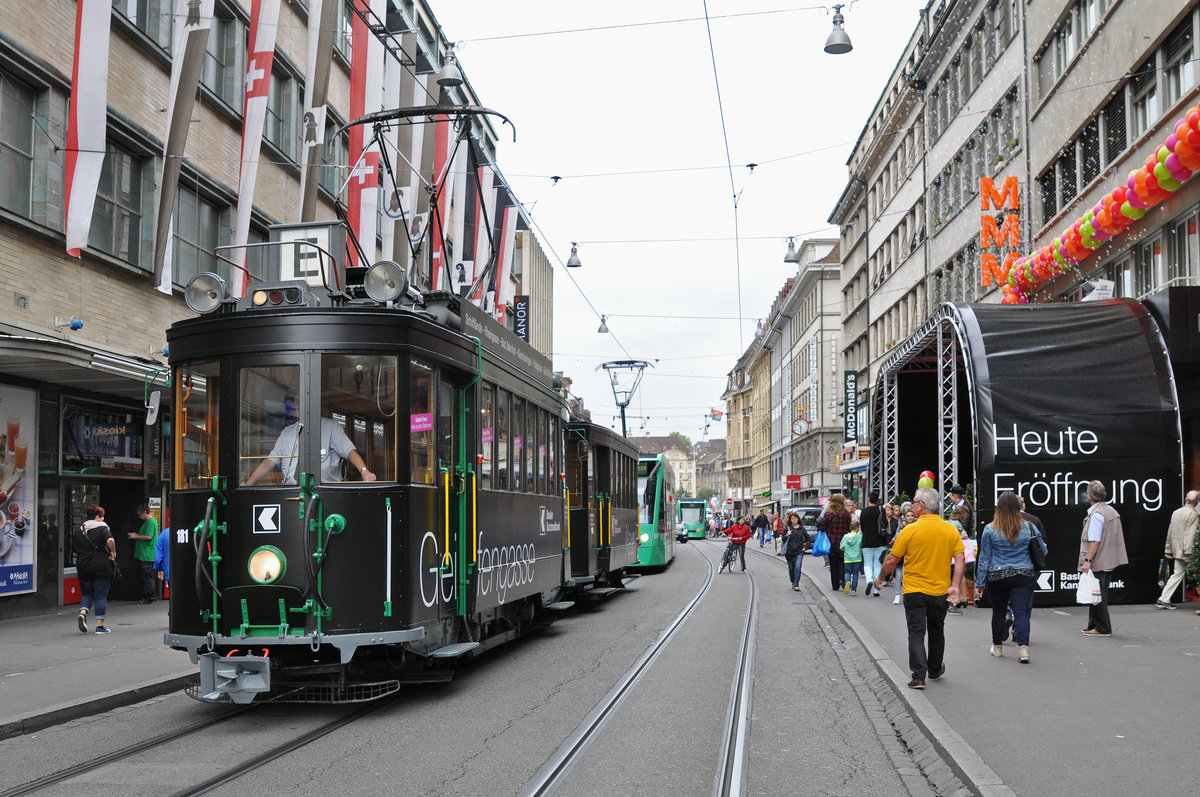 Am 17.09.2016 wurde die neue Filiale der Basler Kantonalbank in der Greiffengasse eröffnet. Aus diesem Anlass verkehrt der Be 2/2 181 zusammen mit dem B2 1193 mit einer Vollwerbung auf einem speziellen Rundkurs als gratis Tram. Hier steht die Komposition bei der neuen Filiale der Basler Kantonalbank.