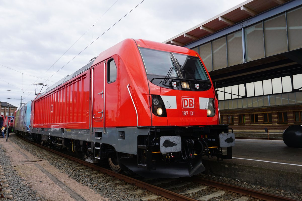 Am 17.09.2017 fand auf dem Hbf. Zwickau ein Bahnhofsfest statt. Von DB Chargo kam die neue 187 131.Mein Standort ist in einem für das Publikum freigegebenes Areal zwischen 2 Gleisen.