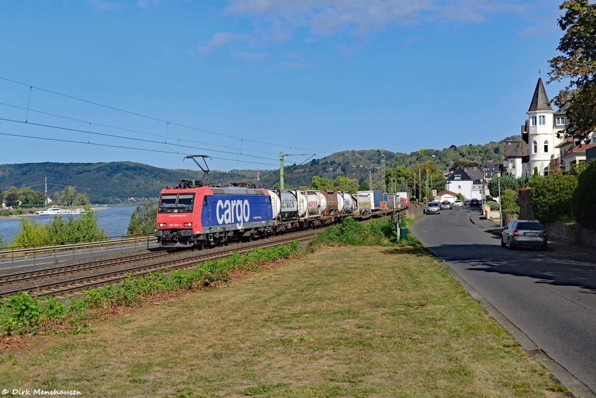 Am 17.09.2020 ist 482 006 auf der rechten Rheinstrecke bei Linz (Rhein) in Richtung Süden unterwegs.