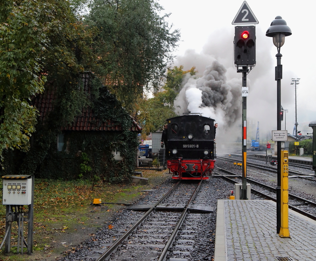 Am 17.10. fand die zweite Fahrt der dreitägigen Herbstveranstaltung der IG HSB in 2015 statt. Diese führte zuerst von Wernigerode nach Nordhausen Nord, dann von Nordhausen Nord nach Hasselfelde, weiter von Hasselfelde nach Eisfelder Talmühle und letztendlich zurück nach Wernigerode. Ein gewaltiges Programm also, welches die Jung-Mallet 99 5901, die hier gerade im Bahnhof Wernigerode an ihren Zug zur Übernahme heranfährt, an diesem Tag zu bewältigen hatte! (Bild 1)