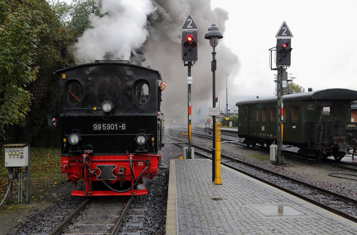 Am 17.10. fand die zweite Fahrt der dreitägigen Herbstveranstaltung der IG HSB in 2015 statt. Diese führte zuerst von Wernigerode nach Nordhausen Nord, dann von Nordhausen Nord nach Hasselfelde, weiter von Hasselfelde nach Eisfelder Talmühle und letztendlich zurück nach Wernigerode. Ein gewaltiges Programm also, welches die Jung-Mallet 99 5901, die hier gerade im Bahnhof Wernigerode an ihren Zug zur Übernahme heranfährt, an diesem Tag zu bewältigen hatte! (Bild 2)