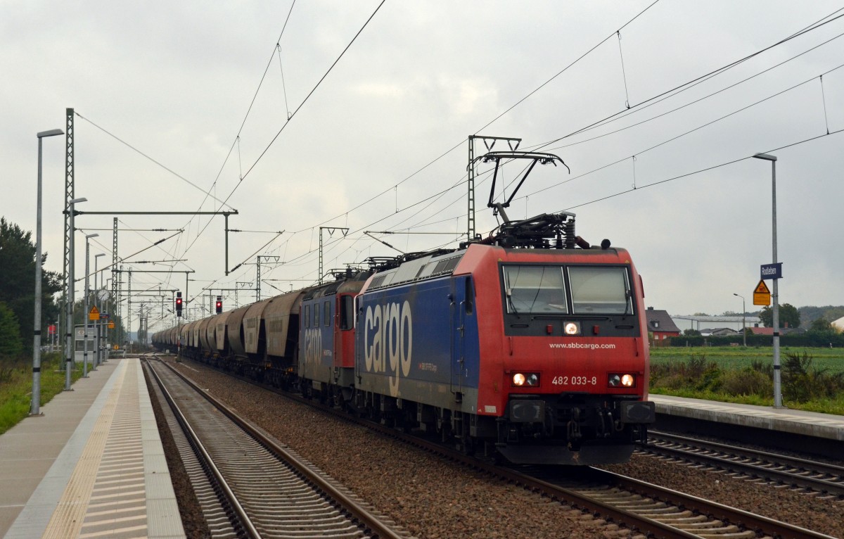 Am 17.10.15 zog 482 033 neben einem Transcerealzug die als Wagenlok mitgeschleppte 421 396 durch Rodleben Richtung Wittenberg. Beide Loks laufen für HSL.