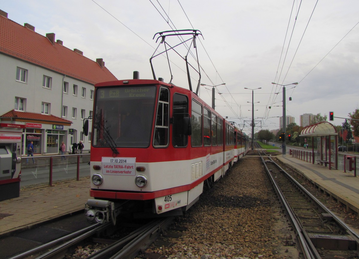 Am 17.10.2014 endeten nun wirklich die KT4D Linieneinsätze bei der Erfurter Straßenbahn. EVAG 405 + 495 waren mit Abschiedsgrüßen nochmals auf der Linie 3 (Europaplatz - Urbicher Kreuz) unterwegs, hier zu sehen an der Haltestelle Klinikum.