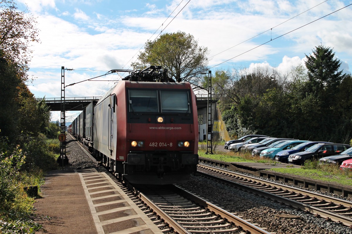 Am 17.10.2014 fuhr Re 482 014-8 mit einem Containerzug gen Offenburg durch den Bahnhof von Orschweier.