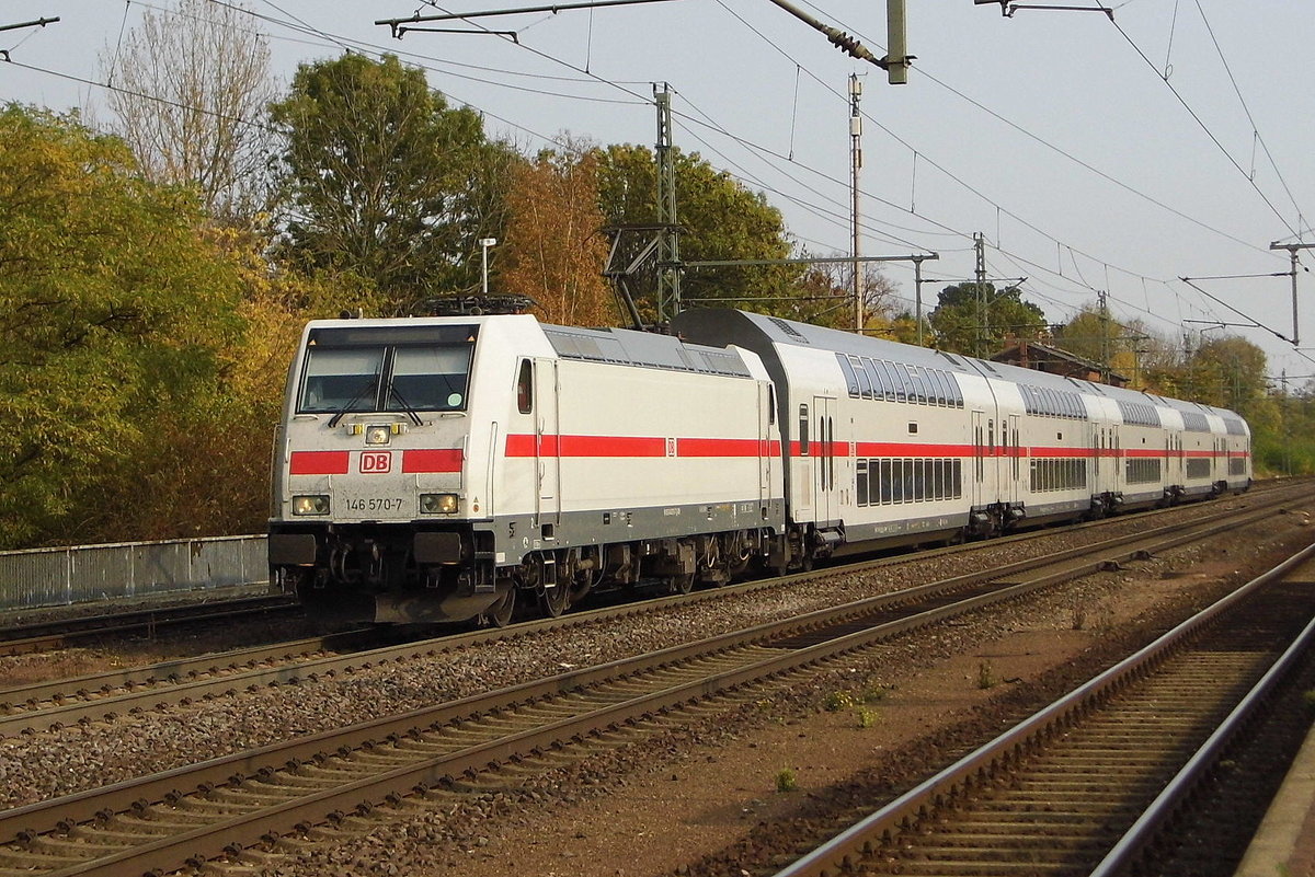 Am 17.10.2017 kam die 146 570-7 von der DB Fernverkehr AG, aus Richtung Magdeburg nach Niederndodeleben und fuhr weiter in Richtung Braunschweig . 