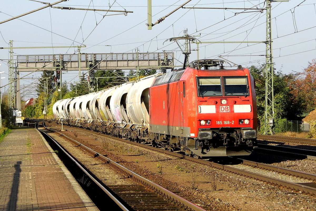 Am 17.10.2017 kam die 185 168-2 von der DB Cargo Deutschland AG, aus Richtung Braunschweig nach Niederndodeleben und fuhr weiter in Richtung Magdeburg .