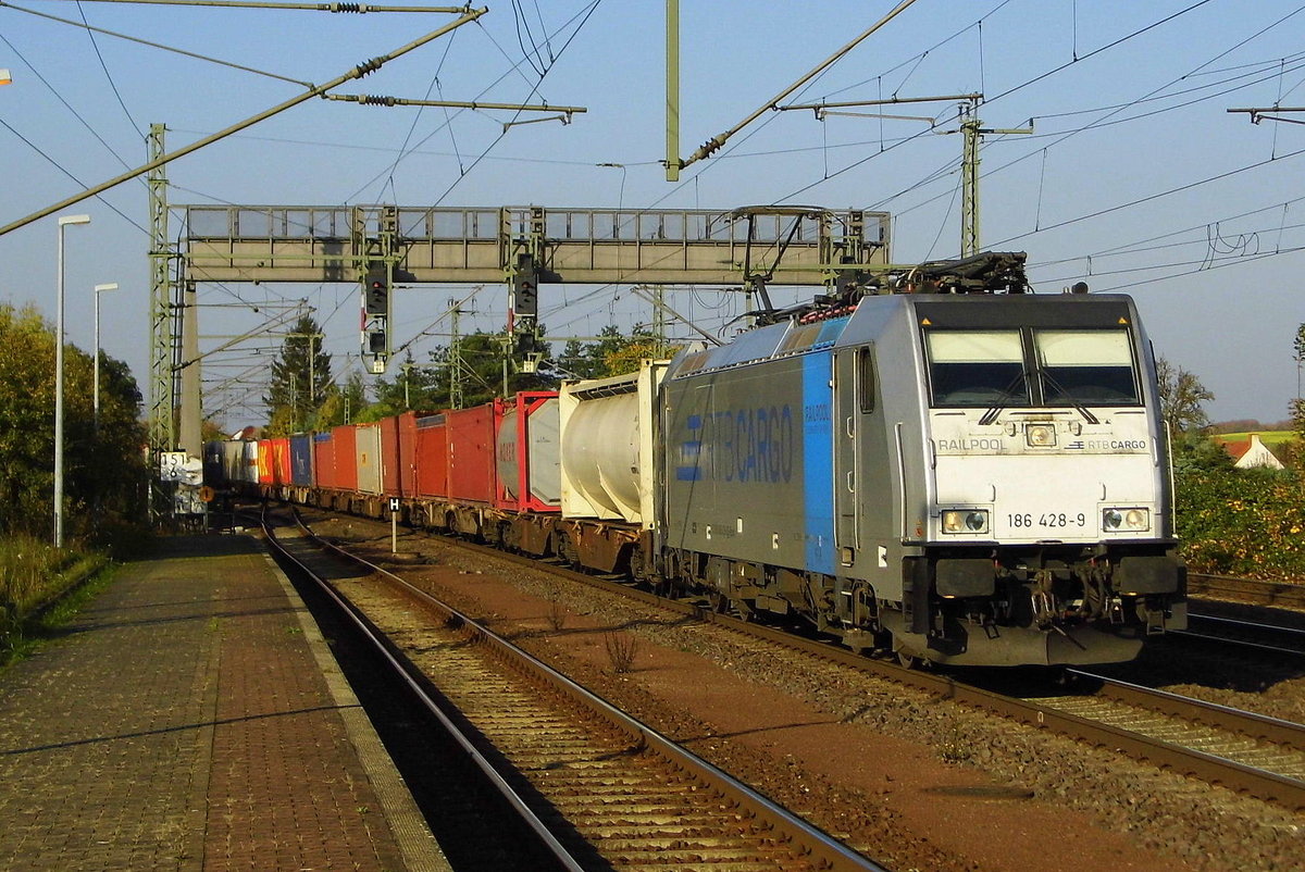 Am 17.10.2017 kam die 186 428-9 von der RTB Cargo - Rurtalbahn Cargo GmbH, (Railpool) aus Richtung Braunschweig nach Niederndodeleben und fuhr weiter in Richtung Magdeburg . 